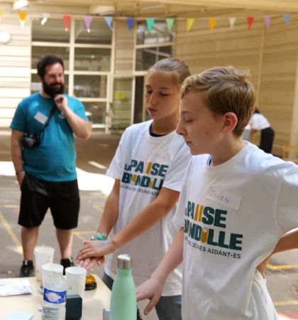 Le programme Ambassade permet à des jeunes, jeunes aidants ou solidaires, de devenir acteurs de sensibilisation dans leur lycée.