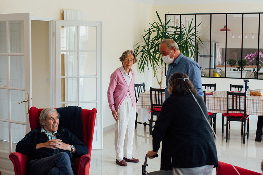 Maison des Sages des Loges en Josas, dans les Yvelines, le 27 aout 2021. La Maison des Sages est une colocation pour  8 personnes atteintes de la maladie d'Alzheimer en domicile partagé. © Lucien Lung