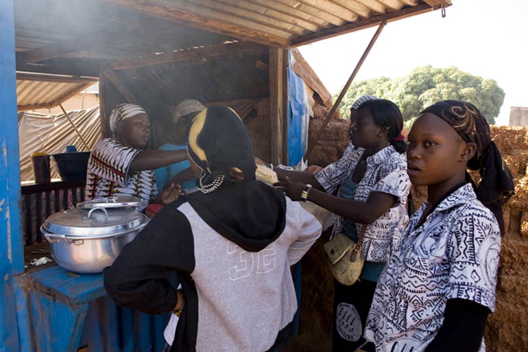 Quelque part au Sahel, des femmes devant une échoppe vendant de la nourriture.