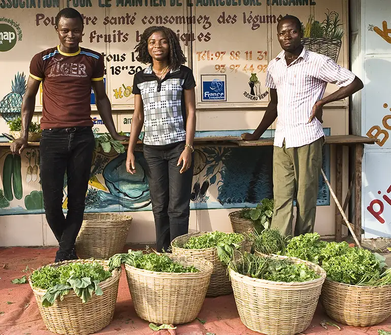 Des paysans d'Afrique de l’Ouest vendent leur production issue de l'agroécologie.