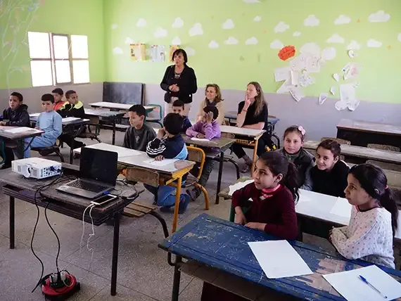 Axelle Davezac, directrice générale de la Fondation de France, et Karine Meaux, responsable Urgences, visitent une des classes modulaires construites par l'association Al Jisr dans la ville de Tagadirt, dans la région de Souss-Massa.