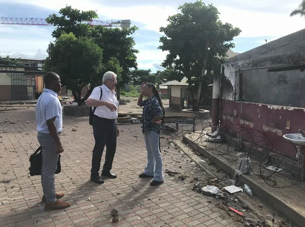Dominique Boyer président du comité Solidarité Mayotte dans une des écoles de Kaweni détruite par le séisme HEIC