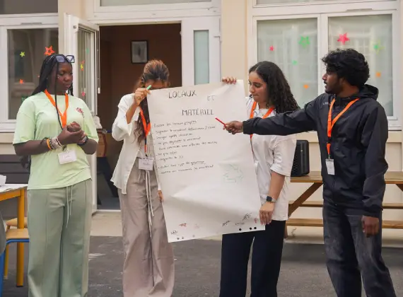Atelier règles d'or en début de séjour où les jeunes posent de manière ludique le cadre et les règles de vie en communauté.