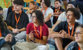 Public de jeunes lors d'un moment de restitution pendant un séjour Camplus.