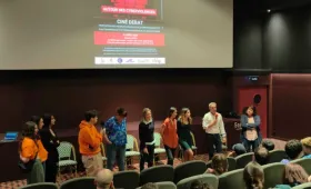 Delphine Duriaux lors d'un ciné-débat sur les cyberviolences.