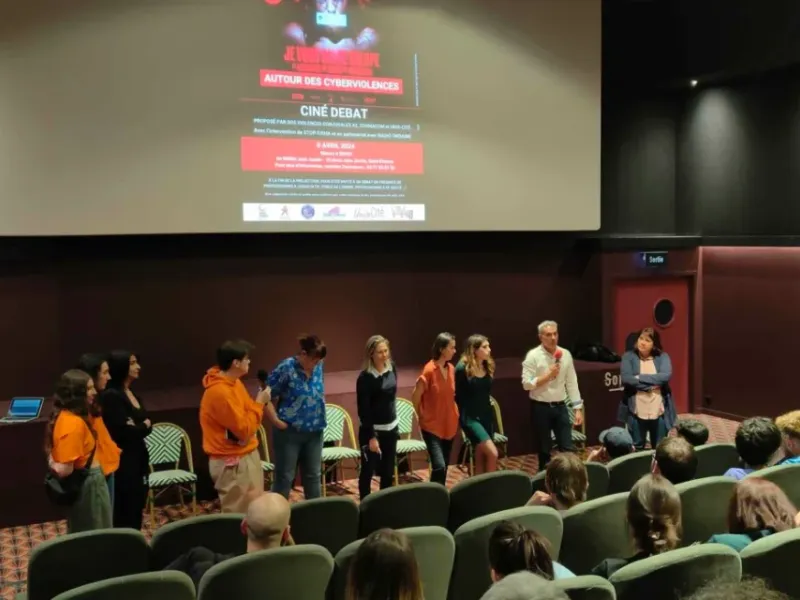 Delphine Duriaux lors d'un ciné-débat sur les cyberviolences.