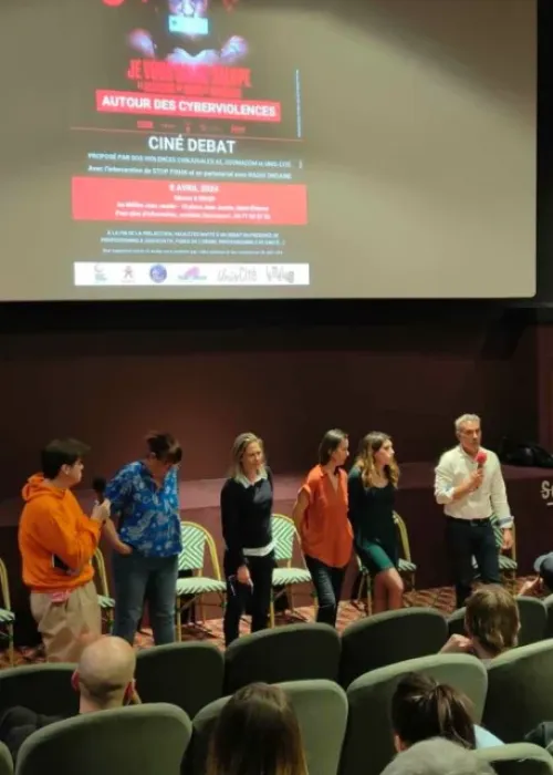 Delphine Duriaux lors d'un ciné-débat sur les cyberviolences.