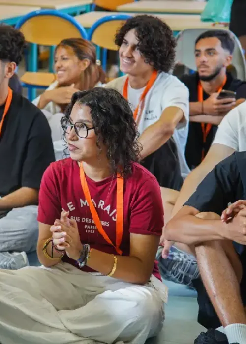 Public de jeunes lors d'un moment de restitution pendant un séjour Camplus.