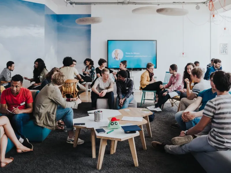 La communauté de jeunes entrepreneurs de l'association Live for Good, soutenue par la Fondation Famille Courtois.